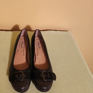 Soft spots womens slip on shoes. Leather. Buckle on toe. Size 7.5. Brown. Flat.